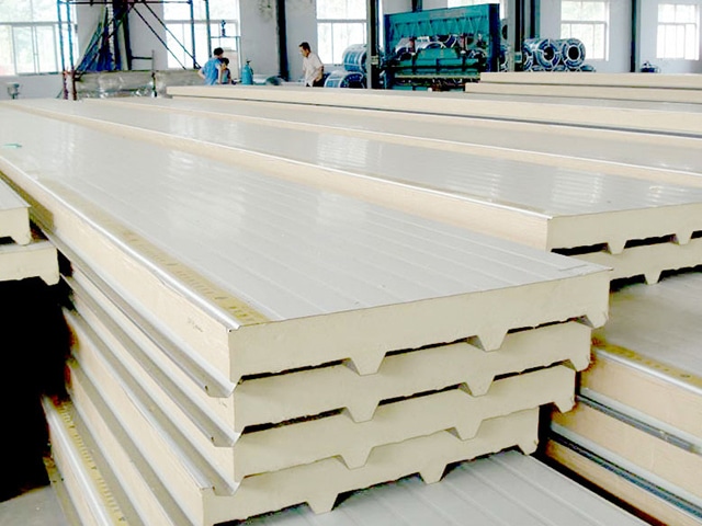 https://www.keruisteel.com/wp-content/uploads/2025/02/polyurethane-sandwich-panel-2.jpg