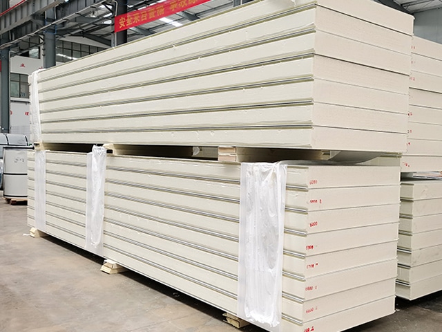 https://www.keruisteel.com/wp-content/uploads/2025/02/polyurethane-sandwich-panel-3.jpg