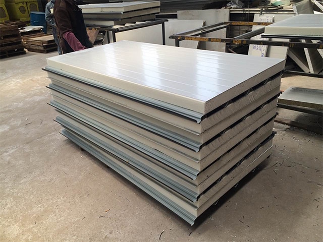 https://www.keruisteel.com/wp-content/uploads/2025/02/polyurethane-sandwich-panel-4.jpg