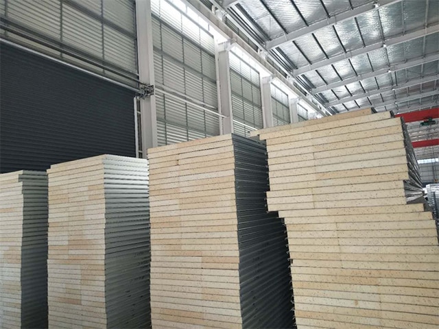 https://www.keruisteel.com/wp-content/uploads/2025/02/polyurethane-sandwich-panel-5.jpg
